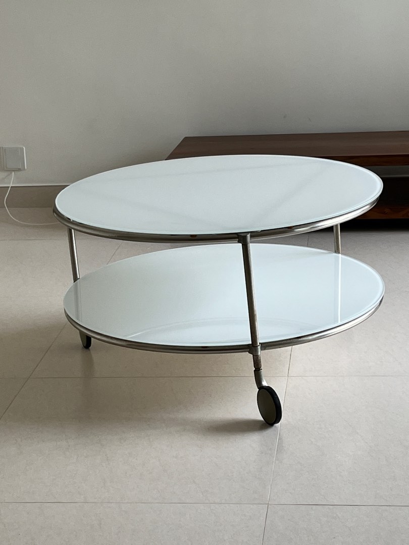 IKEA STRIND glass coffee table on casters, 傢俬＆家居, 傢俬, 桌子 Carousell