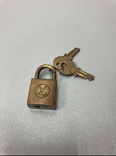 LOUIS VUITTON Brass Lock and Key Set #323 181895