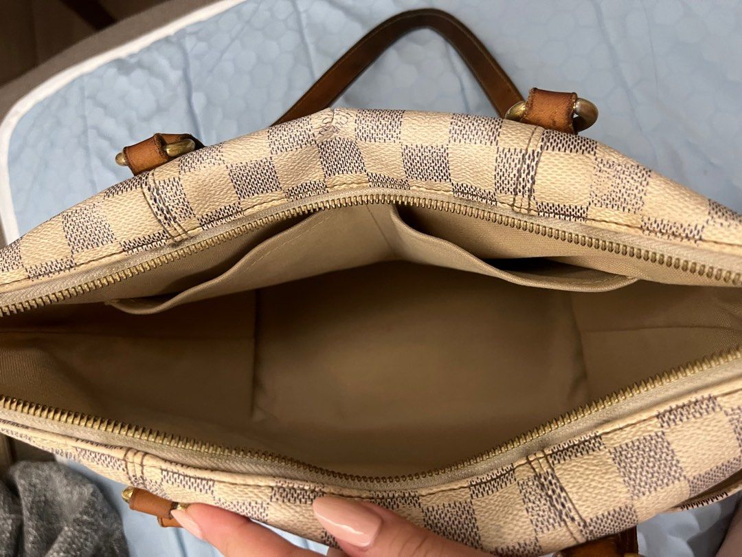 Louis Vuitton (Totally) authentic original (Category: Luxury Bags & Wallets) located in San Fernando. Submitted by allaboutskin (Listing ID 1255900935, Image 3). Description: Used Original Issue: discoloration (handle) please see pic.