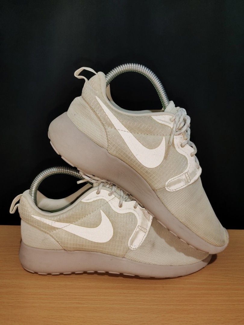 Nike roshe run beige hotsell