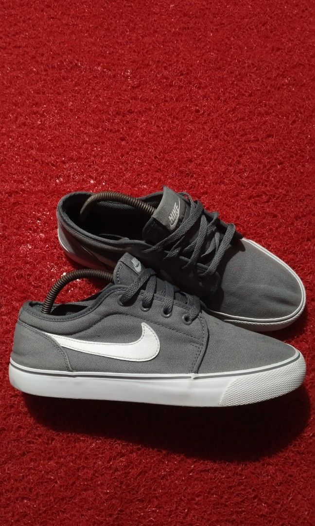 Nike toki sale low grey