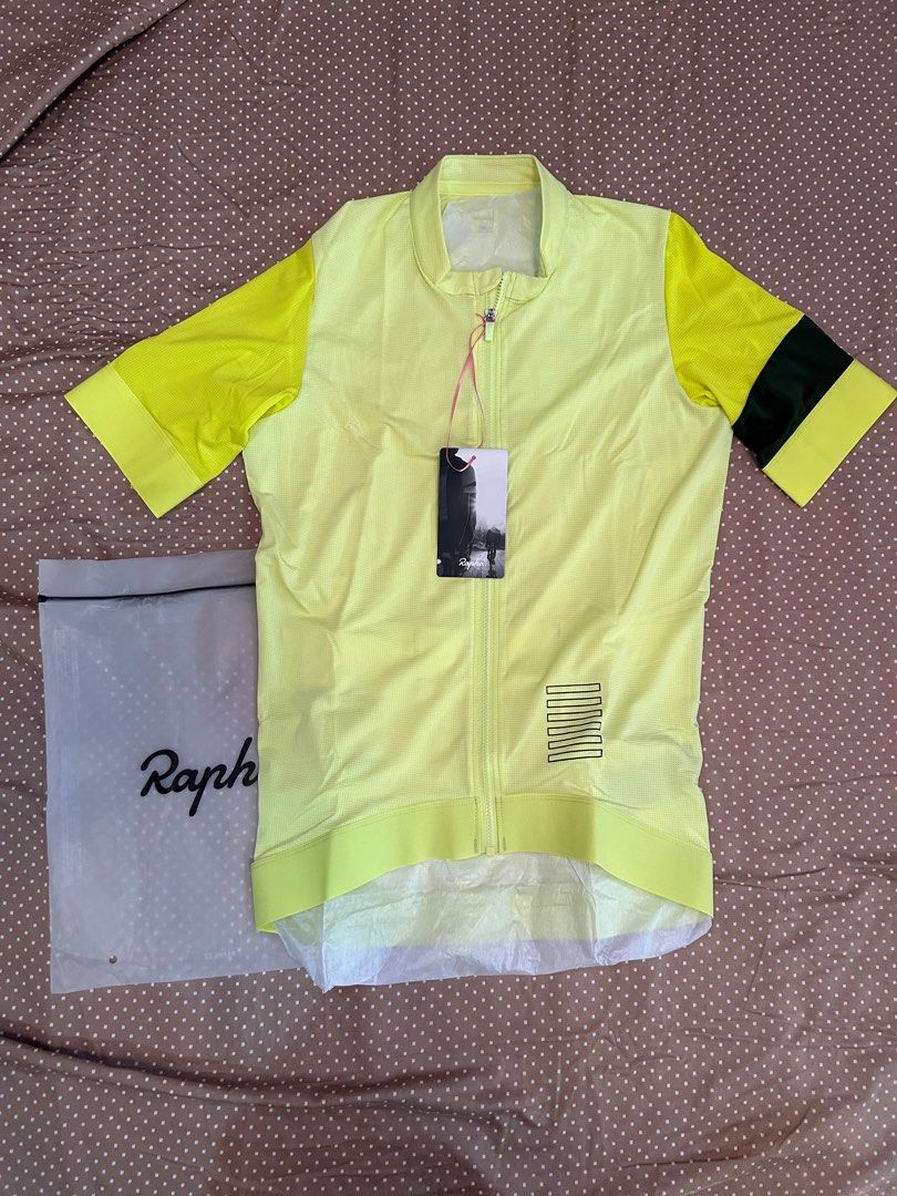 RAPHA Lime Green Men’s Pro Team Training Jersey (S) (Category: Activewear) located in Quezon City. Submitted by nl1888 (Listing ID 1255854957, Image 1). Description: RAPHA Lime Green Men’s Pro Team Training Jersey (S) Brand: Rapha Condition: New w/ Tags Size: Small Material: 89% Polyester; 11% Elastane RFS: decluttering Description: Recommended for use in mild to warm conditions; Contrast sleeves with wrap around grippers for stable fit; Snaplock
