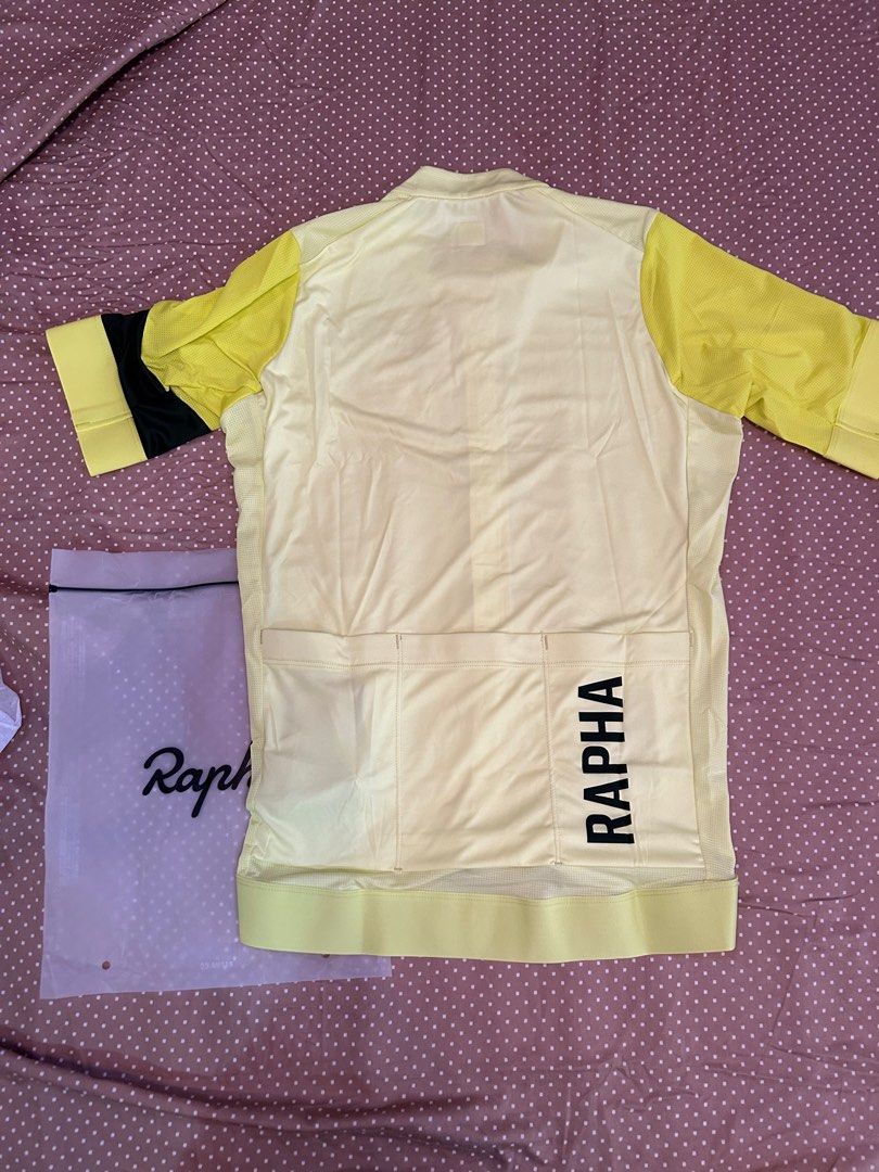 RAPHA Lime Green Men’s Pro Team Training Jersey (S) (Category: Activewear) located in Quezon City. Submitted by nl1888 (Listing ID 1255854957, Image 2). Description: RAPHA Lime Green Men’s Pro Team Training Jersey (S) Brand: Rapha Condition: New w/ Tags Size: Small Material: 89% Polyester; 11% Elastane RFS: decluttering Description: Recommended for use in mild to warm conditions; Contrast sleeves with wrap around grippers for stable fit; Snaplock