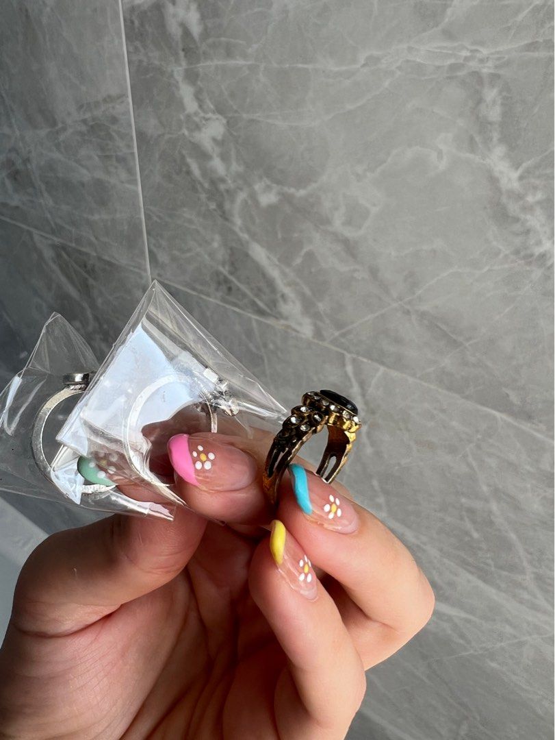 Rings Indian style （分類：戒指）位於 Hong Kong。 由 elisabetta268 提交（商品編號 1255840887，圖片 4）。簡介： Got for an Indian wedding but didn’t use them 40 for all three or 15 each。