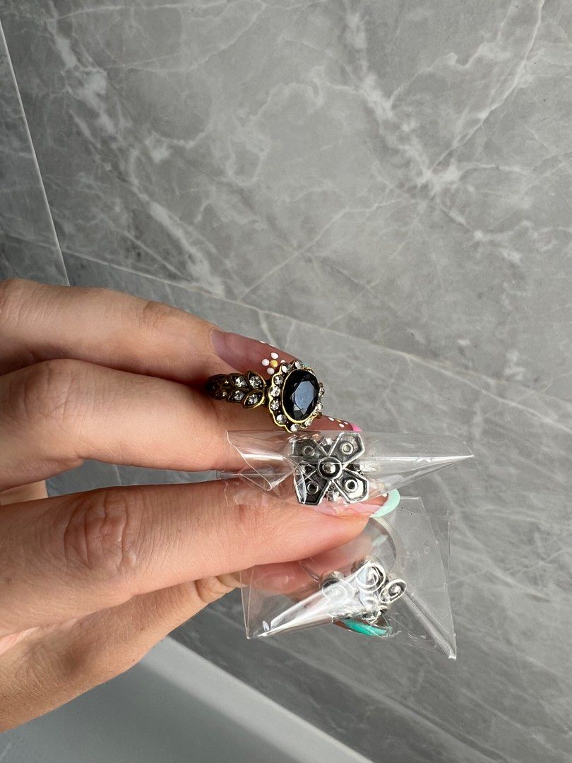 Rings Indian style （分類：戒指）位於 Hong Kong。 由 elisabetta268 提交（商品編號 1255840887，圖片 2）。簡介： Got for an Indian wedding but didn’t use them 40 for all three or 15 each。