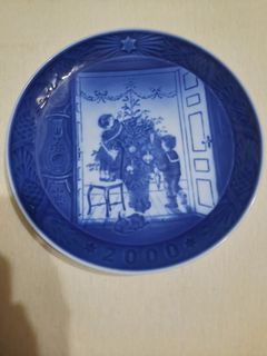 Royal Copenhagen Trimming the tree 2000 deco plate 7 inches