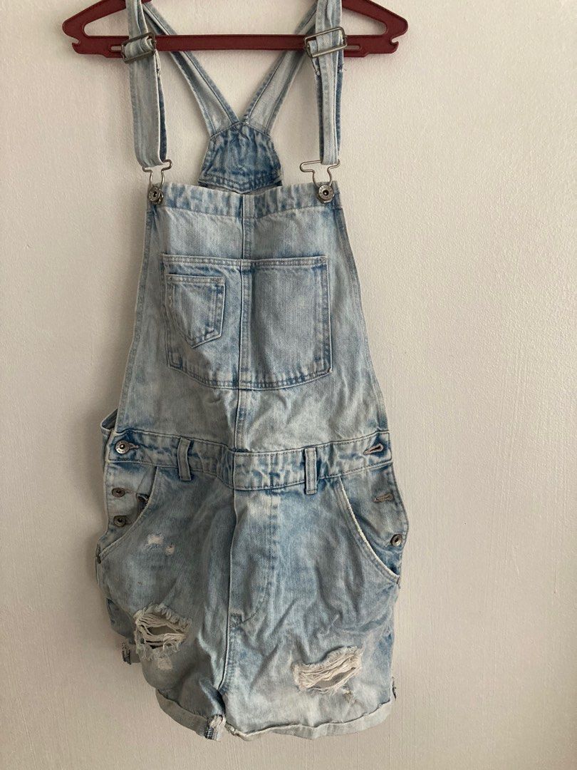 Short Dungarees/ Jumper Shorts (Category: Jumpsuits) located in Cainta. Submitted by trix.trading (Listing ID 1255851478, Image 1). Description: lightly used best fits medium to large .