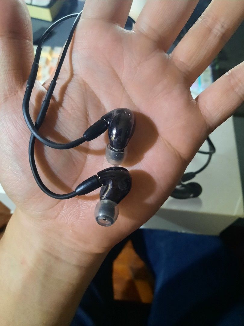 Shure SE846 In ear monitors + Shure TW2 Wireless Adapter (Category: Earphones) located in San Pedro. Submitted by ianws (Listing ID 1255905519, Image 2). Description: Shure SE 846 Shure TW2 Wireless Adapter RFS don't need them..