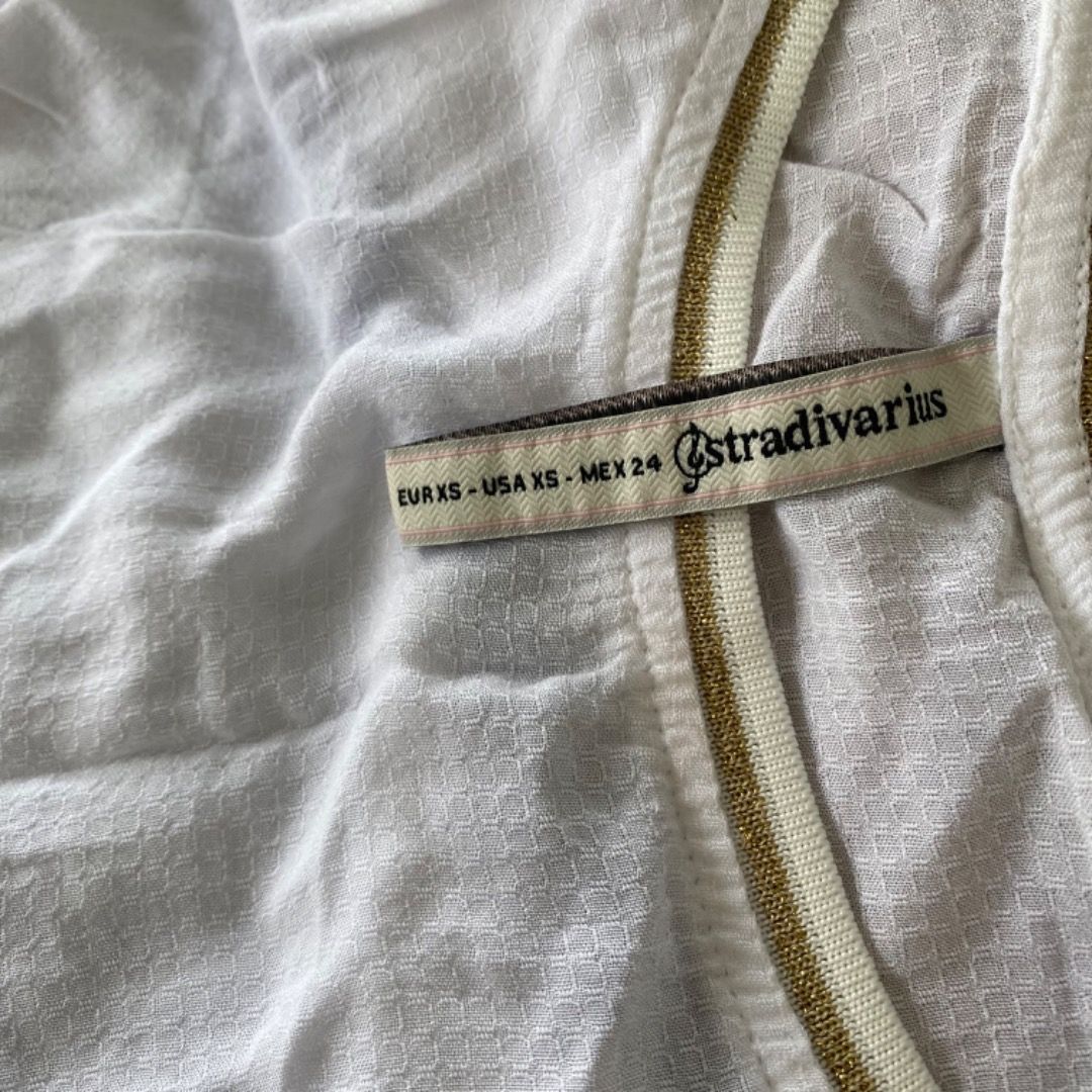 Stradivarius White Sando Sleeveless Shirt (Category: Sleeveless) located in Cainta. Submitted by paintsoil (Listing ID 1255815664, Image 3). Description: Stradivarius White Sleeveless Shirt - Used but still in a great condition - Size: XS on tag but can fit to small frame - Price: ₱150.
