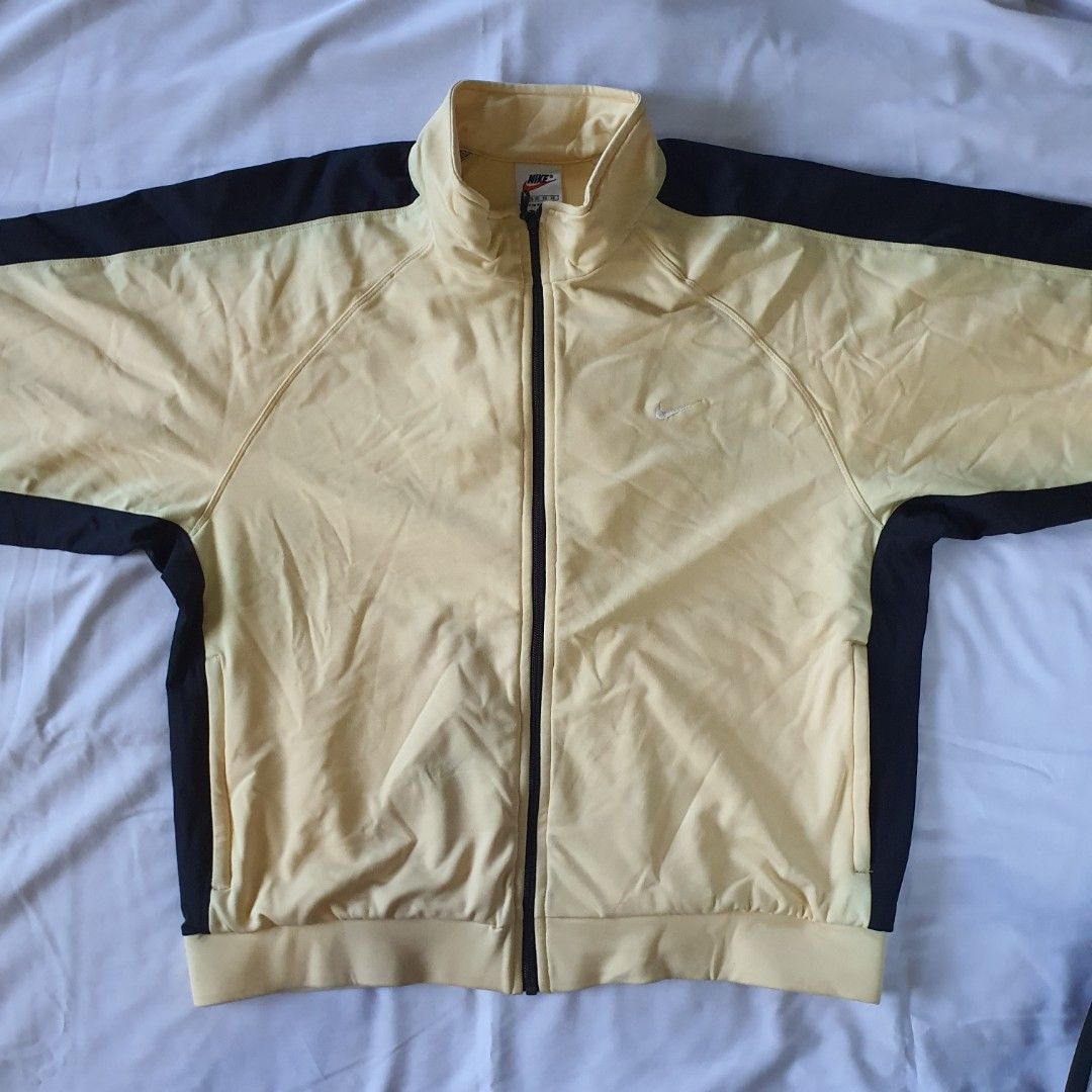 VINTAGE Nike Jogger Set (Category: Activewear) located in San Pedro. Submitted by open_stash (Listing ID 1255802661, Image 3). Description: VINTAGE Nike Jogger Set Issues: Minor discoloration, barely noticeable Top dimes W 22 in L 24 in Tagsize XL Bottom Waistline: 29 - 38 in Inseam: 30 in Full length: 41 in Tagsize XL.