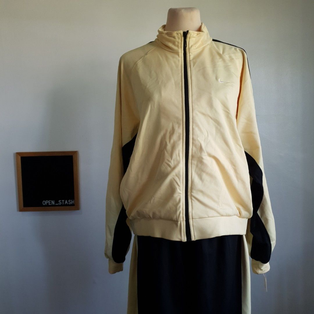 VINTAGE Nike Jogger Set (Category: Activewear) located in San Pedro. Submitted by open_stash (Listing ID 1255802661, Image 2). Description: VINTAGE Nike Jogger Set Issues: Minor discoloration, barely noticeable Top dimes W 22 in L 24 in Tagsize XL Bottom Waistline: 29 - 38 in Inseam: 30 in Full length: 41 in Tagsize XL.