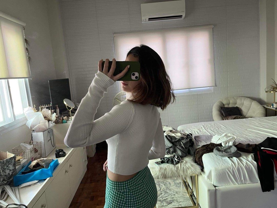 ZARA WHITE KNITTED PERFECT FOR XMAS (Category: Longsleeves) located in San Juan City. Submitted by dhes_alan (Listing ID 1255881411, Image 2). Description: WITH MINOR STAINS DUE TO STORAGE BAKA KAYA PA NG STAIN REMOVER.