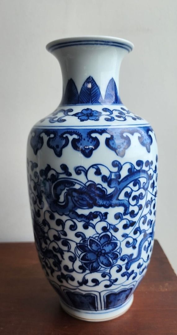 钴釉青花花瓶，底座标记“乾隆年间制造”A cobalt glazed blue & white 