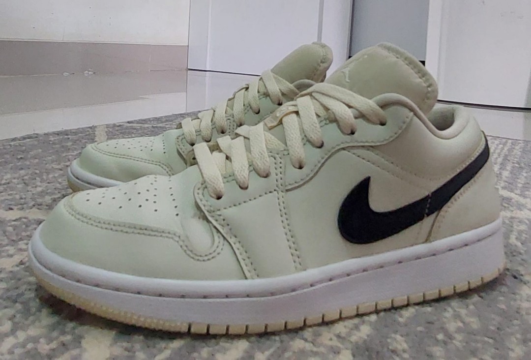 Air Jordan 1 Coconut Milk, Fesyen Wanita, Sepatu di Carousell