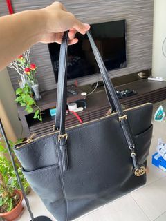 Michael Kors Voyager Large Saffiano Leather Top-Zip Tote Bag, Luxury, Bags  & Wallets on Carousell