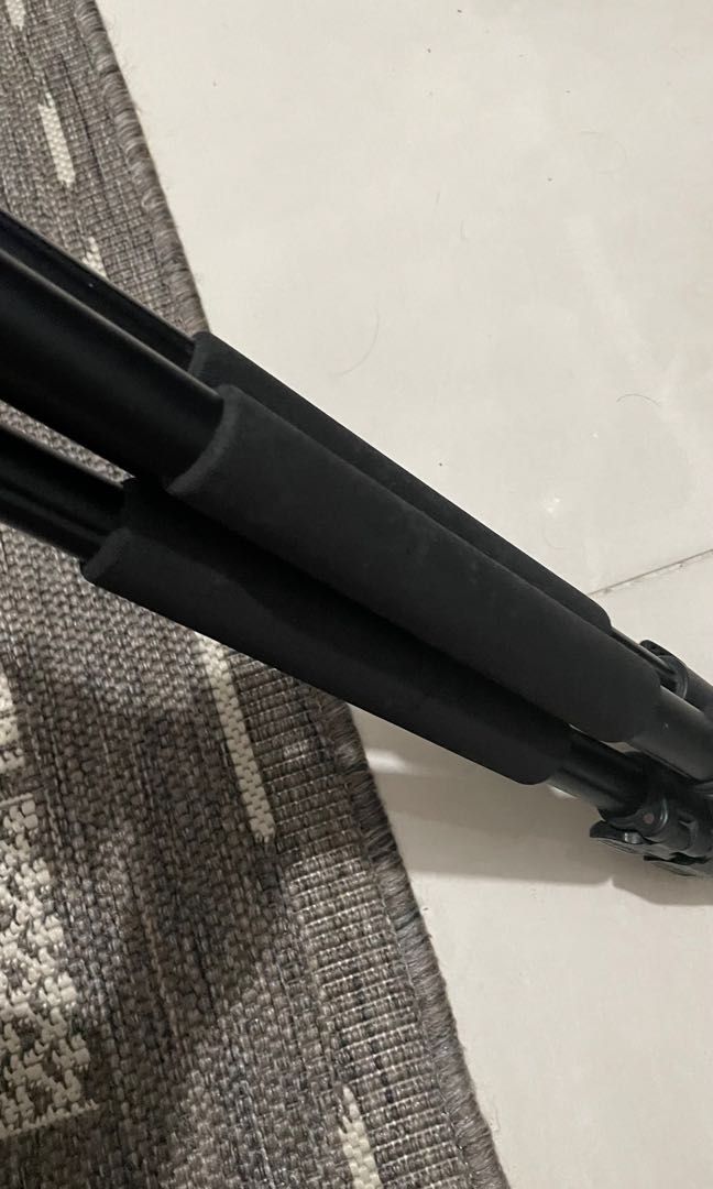 Benro Tripod (Category: Tripods & Monopods) located in Manila. Submitted by petey._ (Listing ID 1256069803, Image 2). Description: Needs repair but still sturdy. Pm your offers. Nego.