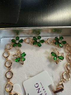 Bracelet and earrings emerald set