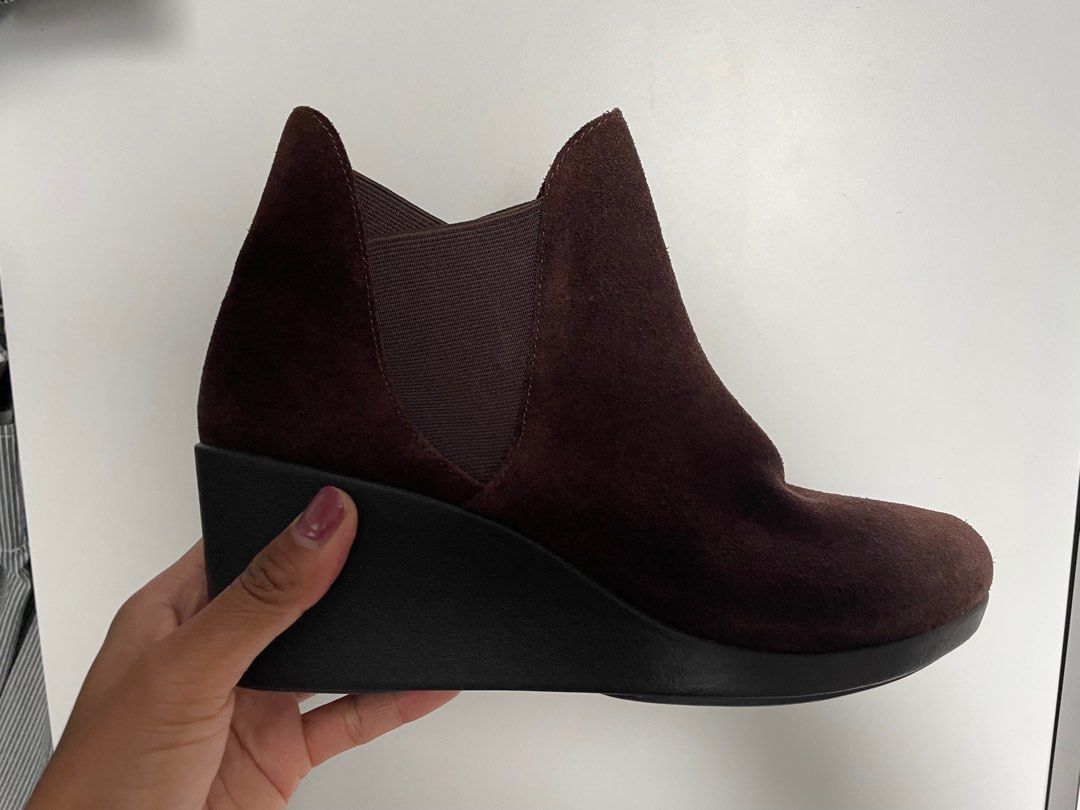 Crocs leigh wedge chelsea boot best sale