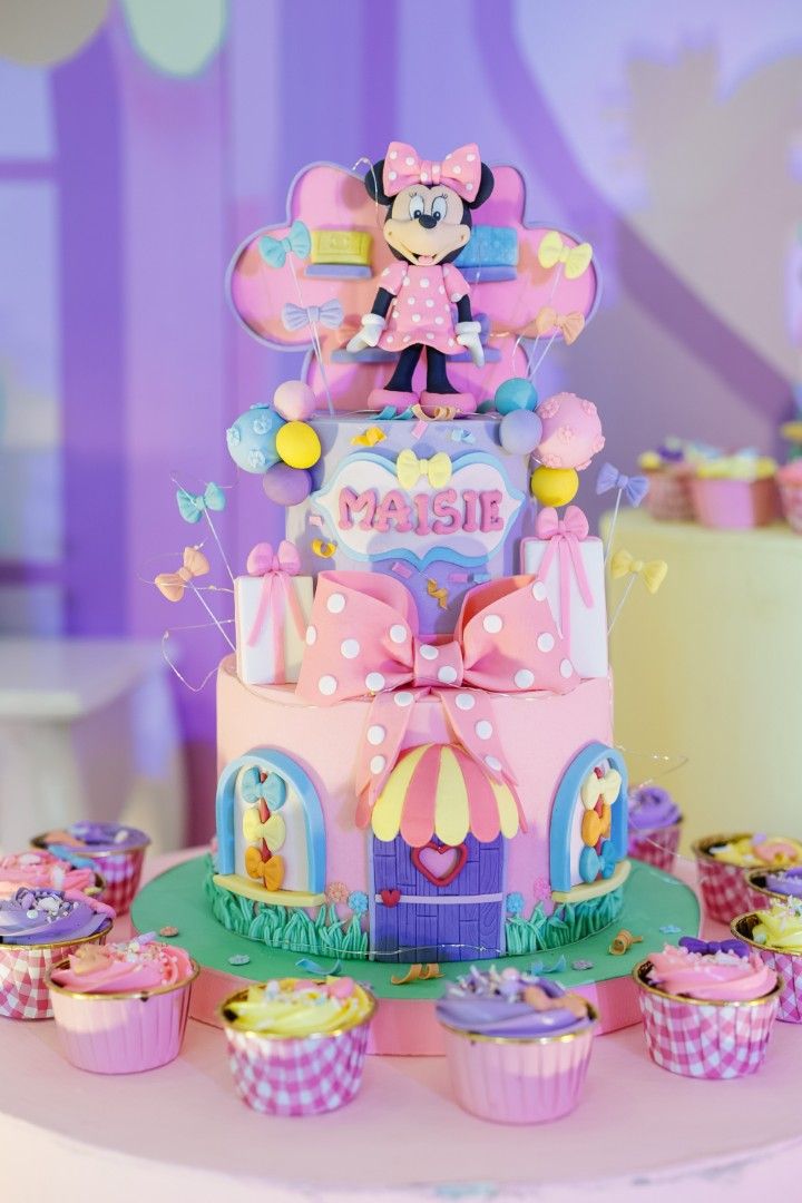 Minnie Mouse Bowtique Cake - YouTube