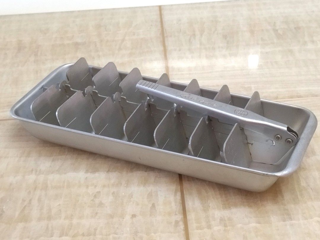 https://media.karousell.com/media/photos/products/2023/9/21/ge_vintage_ice_maker_tray_1695276513_3ae7d8db_progressive.jpg