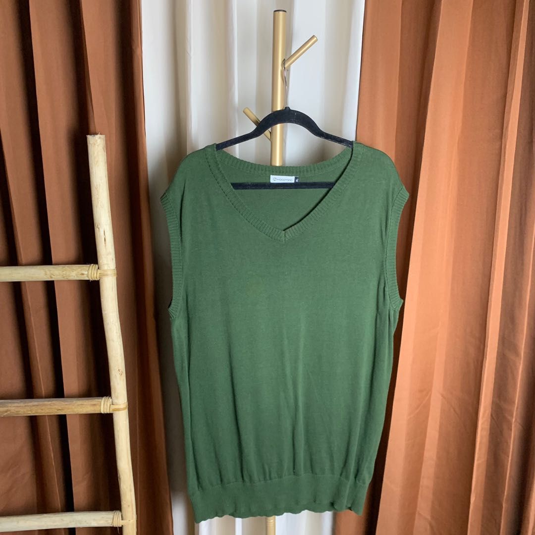 green oversized sweater vest (Category: Vests) located in Manila. Submitted by chandyyyyyyy (Listing ID 1256058571, Image 1). Description: l 32" w 22" good condition | cotton knit.