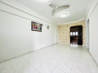 Looking for spacious 3rm with NO extensions? With Unblocked view and walking distance to MRT station, look no further