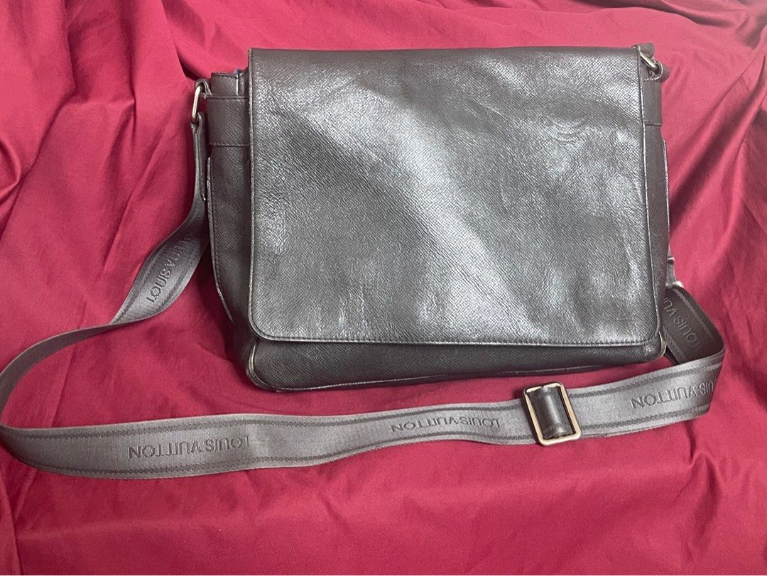 Louis Vuitton Messenger unisex Roman MM bag in Taiga leather
