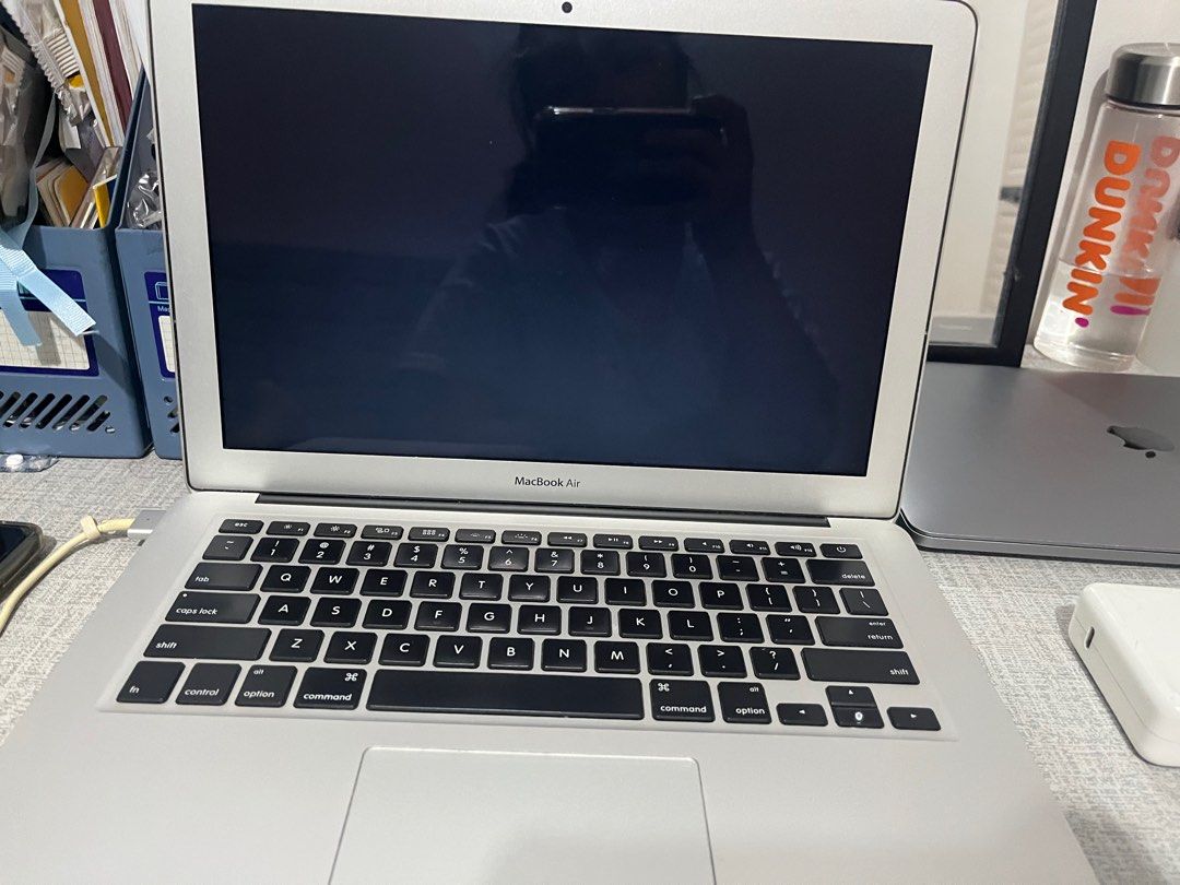 Defective Macbook Air 2015 (Category: Laptops & Notebooks) located in Marikina City. Submitted by charizetorno (Listing ID 1256088462, Image 1). Description: Di ko na sya mabuksan. Pero yung screen nya nag light parin sandali then after 1 minute black nalang sya. .