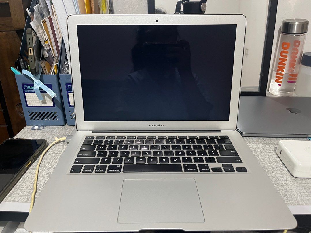 Defective Macbook Air 2015 (Category: Laptops & Notebooks) located in Marikina City. Submitted by charizetorno (Listing ID 1256088462, Image 2). Description: Di ko na sya mabuksan. Pero yung screen nya nag light parin sandali then after 1 minute black nalang sya. .
