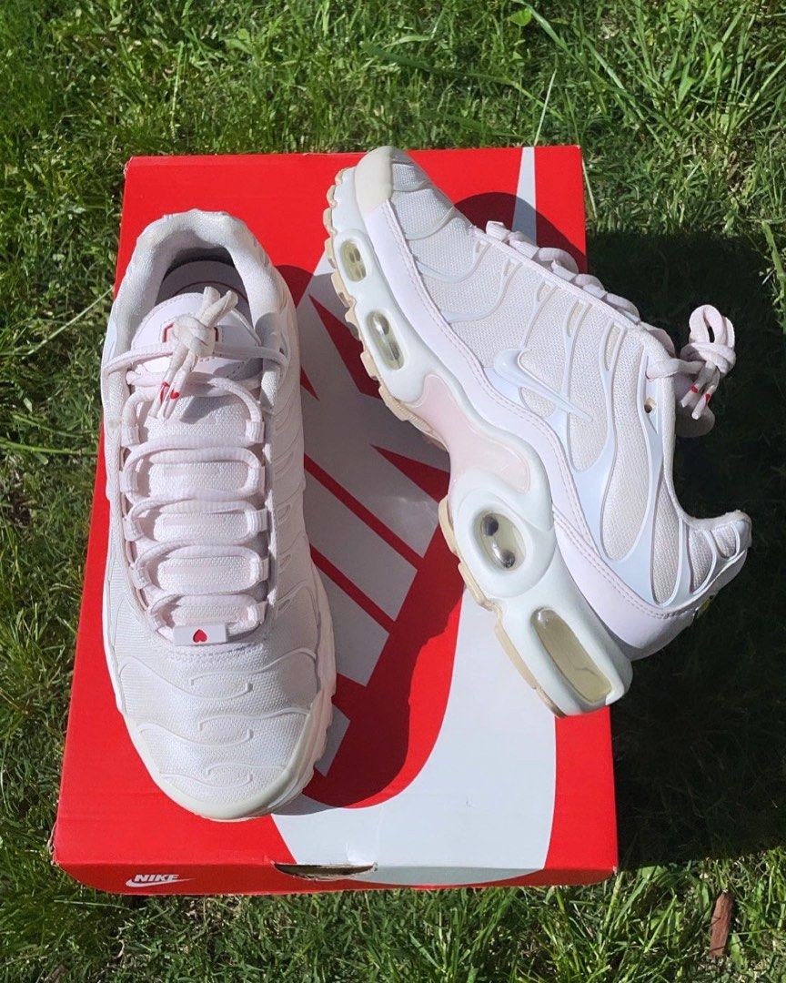 Air max shop plus pink heart