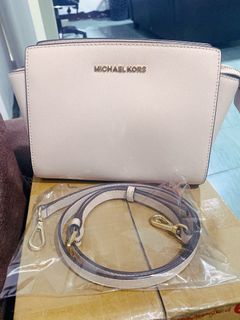 (Category: ) located in . Submitted by simplecloset_24 (Listing ID 1256097456, Image 1). Description: .