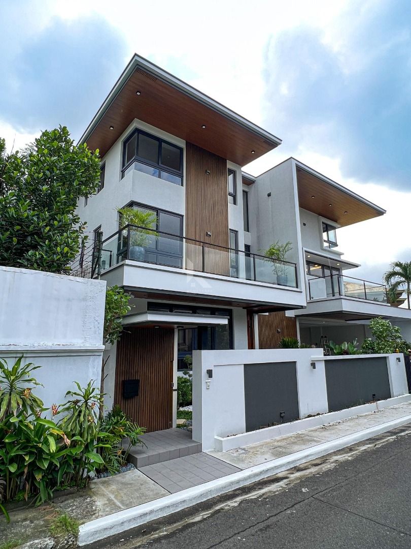 RC 7BR Ultramodern House for sale in MiraNila Homes Congressional ave