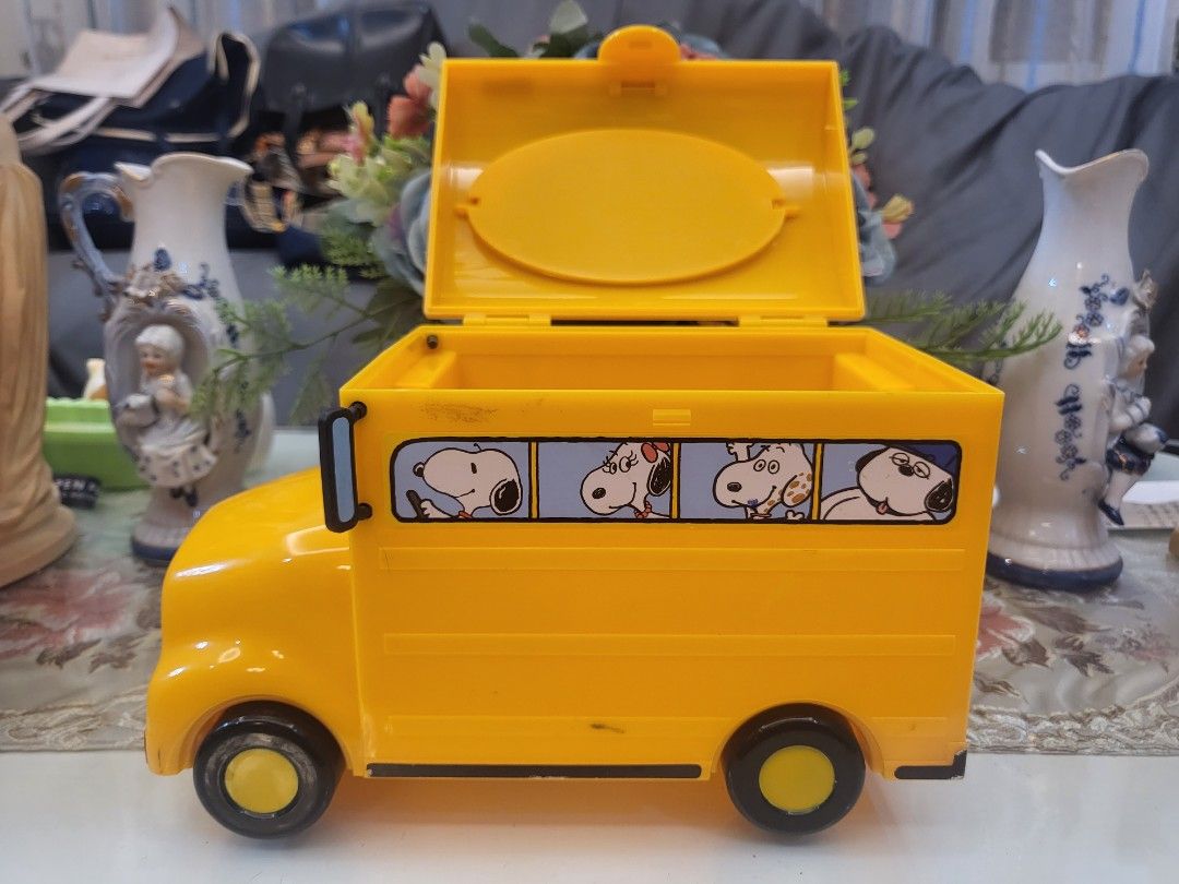 Snoopy School Bus Lunch Box / Plastic Container, Hobbies & Toys, Toys ...
