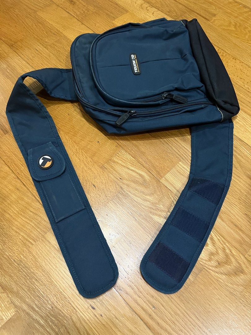Trunk Co by Samsonite (Category: Backpacks) located in Muntinlupa City. Submitted by copcor (Listing ID 1256024005, Image 3). Description: Blue Trunk Co by Samsonite Single adjustable length strap Width 11in Height 13in Depth 5-6in .
