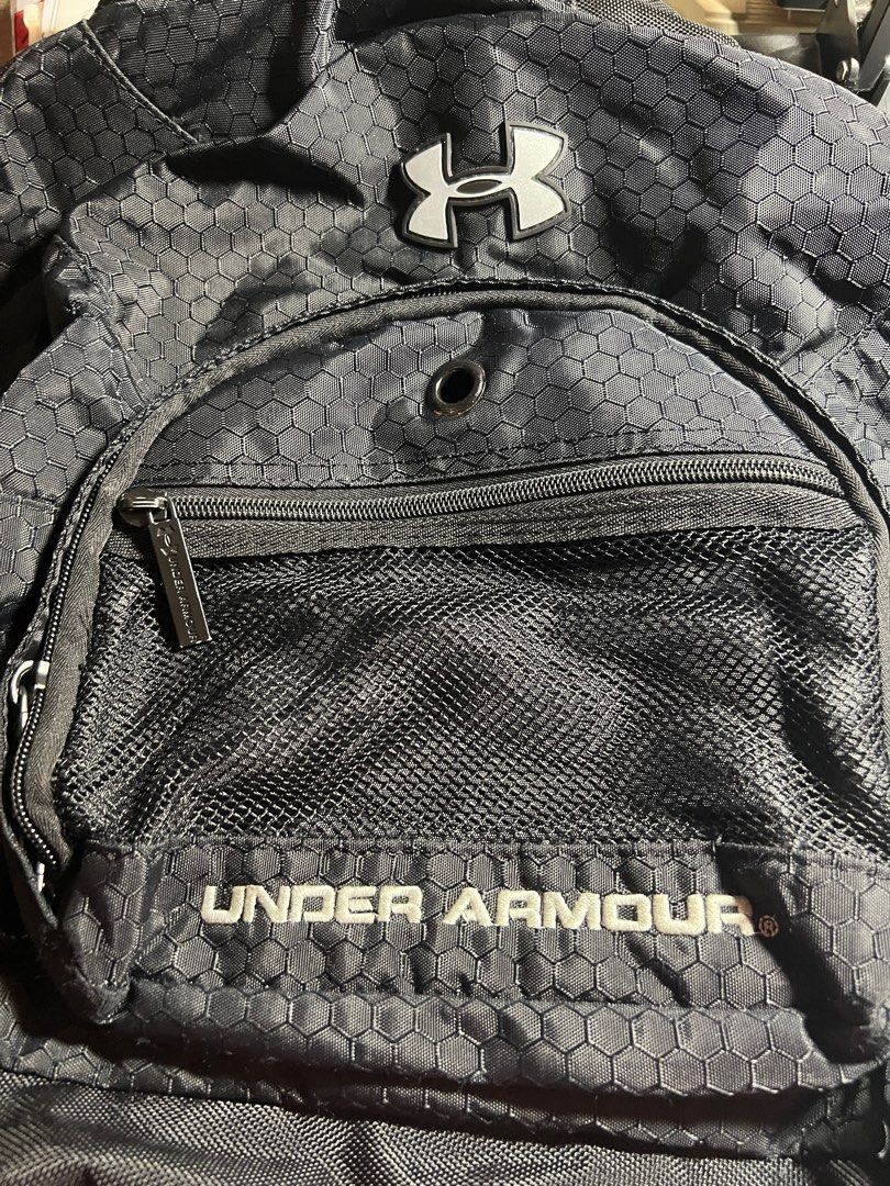 Under Armour big backpack (Category: Backpacks) located in Muntinlupa City. Submitted by copcor (Listing ID 1256025719, Image 2). Description: Very big and spacious Authentic Height 16in Width 14in Depth 6in Many compartments and pockets compartment for shoes .