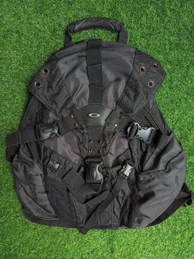 Vintage oakley backpack, Men's Fashion, Bags, Backpacks on Carousell