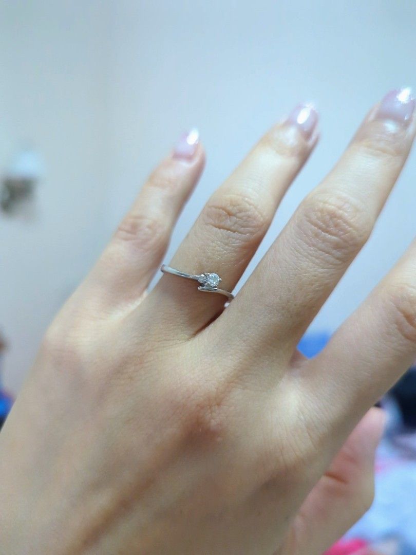 White gold ring hotsell with small diamonds