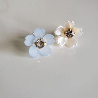 20 blue and white flower hair clips