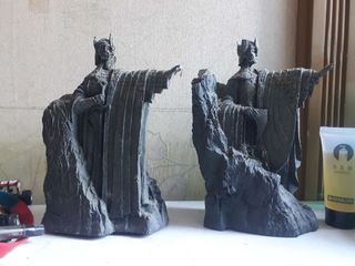 2pcs Preloved Lord of the Rings 2002 The Argonath Gates of Gondor Action Figure Toy Model Gift