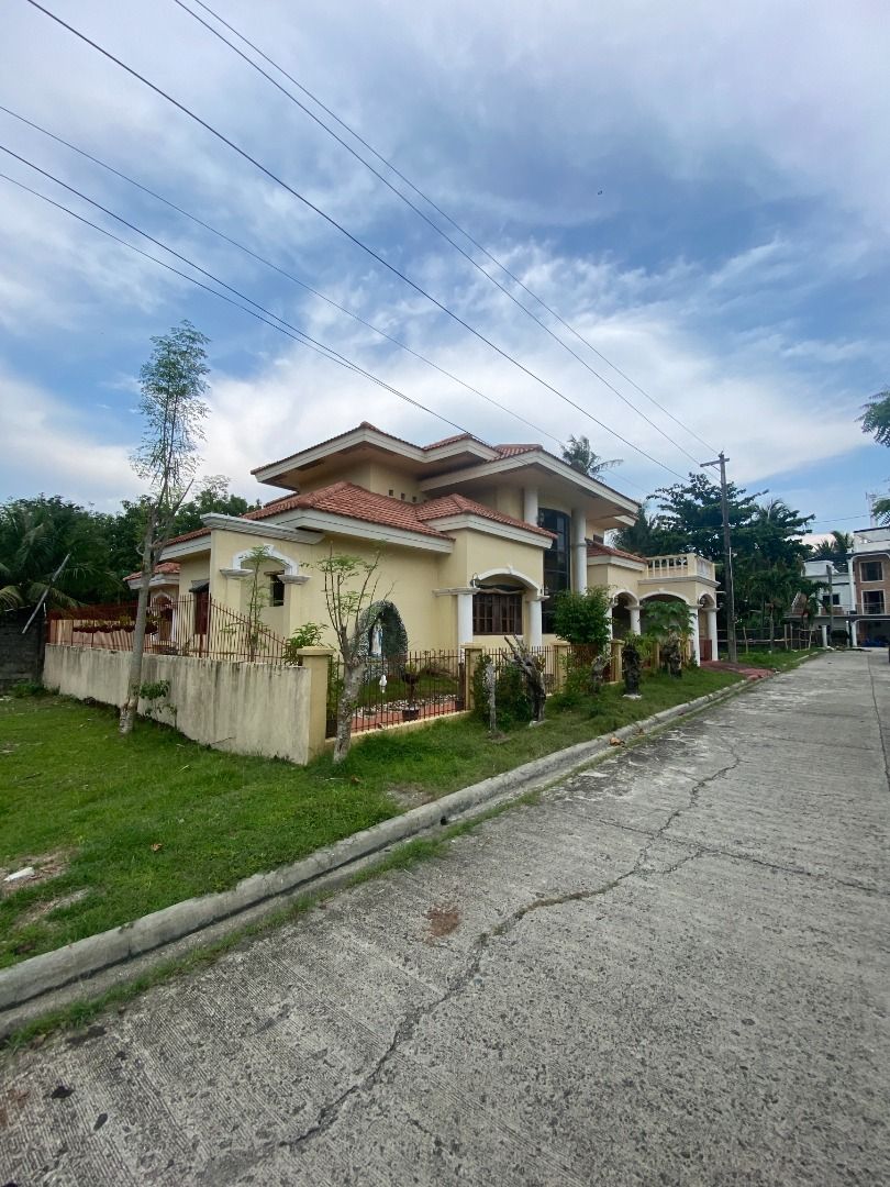 4 Bedroom House & Lot For Sale near beachfront in Tigbauan Iloilo