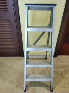 5 step ladder (4 feet) [Lights, Rug, Fan available]