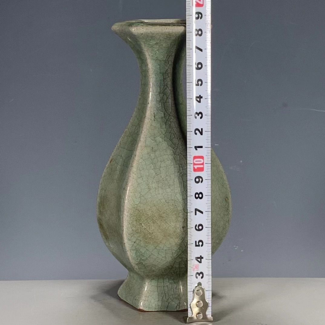 汝窑。旧蔵・宋・汝磁・開片・六稜花瓶。旧藏品。60年代中国流入日本