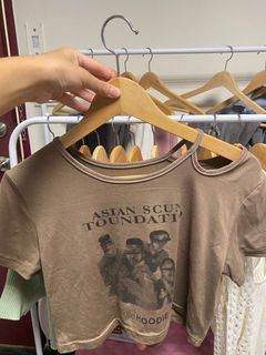 咖啡色露肩短版上衣