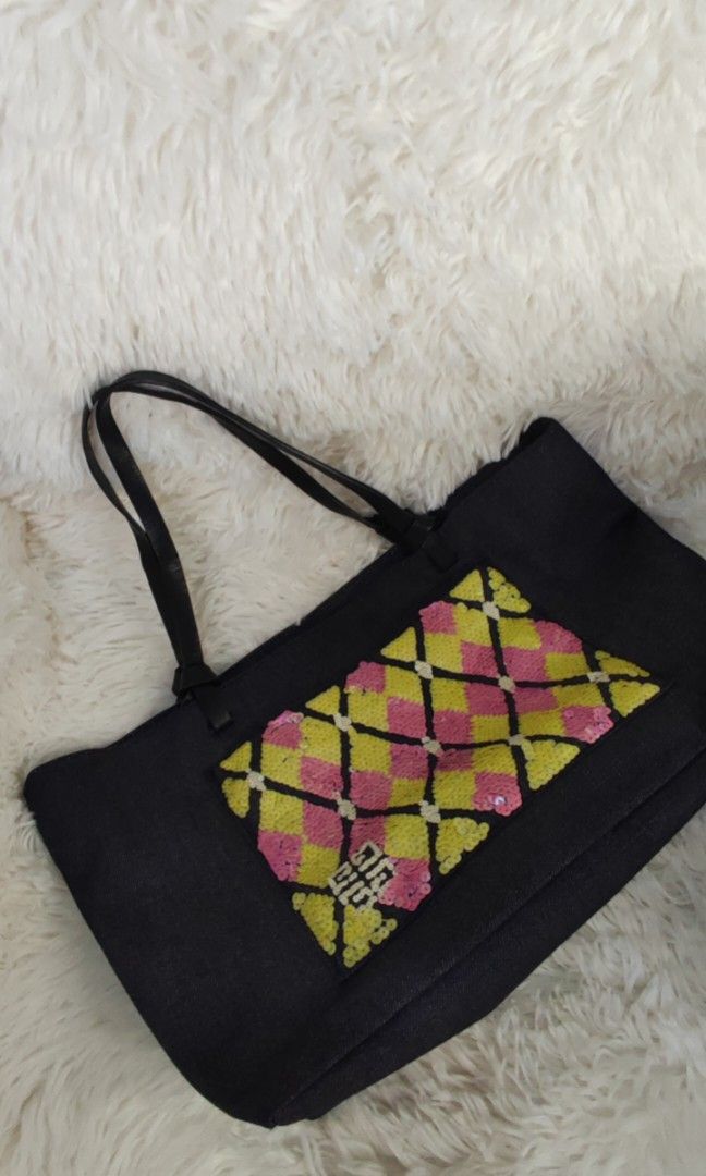 🇯🇵👛 Givenchy Sequinned Denim Bag (Category: Luxury Bags & Wallets) located in Santa Rosa. Submitted by yerbua103 (Listing ID 1256189948, Image 3). Description: 👛 Givenchy sequinned tote bag crafted in denim cloth. exterior has this sequinned design in yellow, pink and white color. On the lower left side is the brand's logo which added accent to the sequinned design in white color. On the sequinned design is an open pocket. It's handle is a 2-