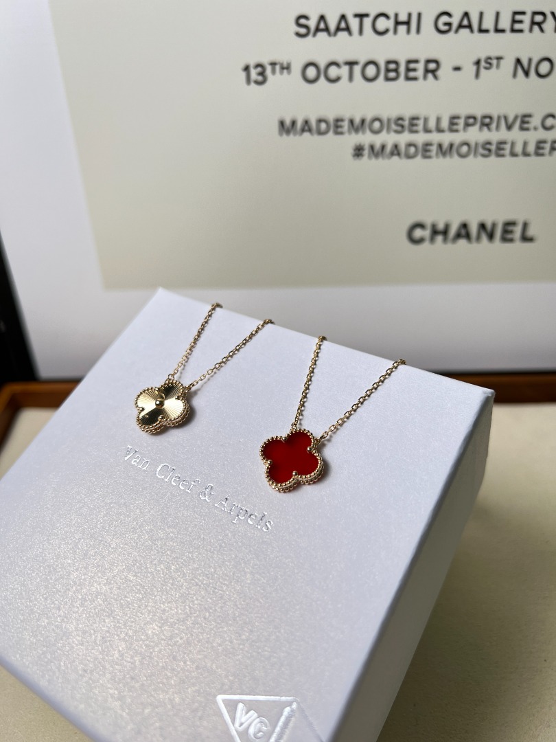 Alhambra clover clearance necklace
