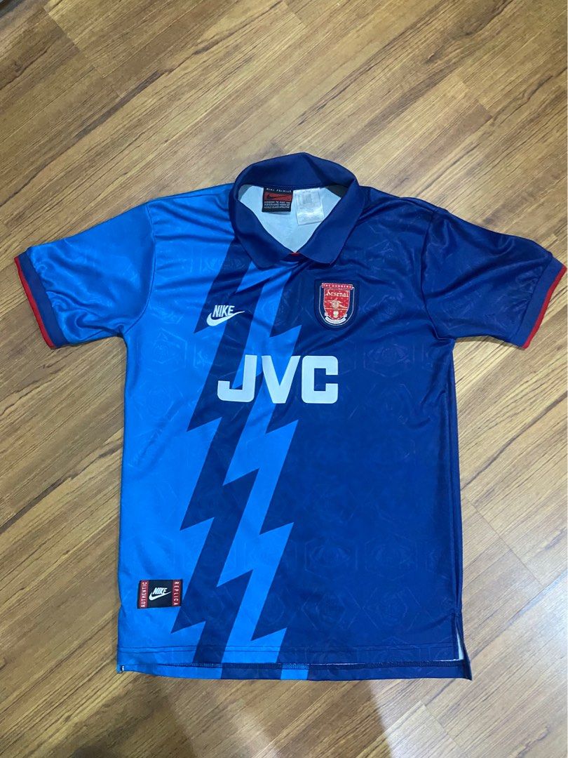 Check out this fire Arsenal retro jersey from the 1995/96 season