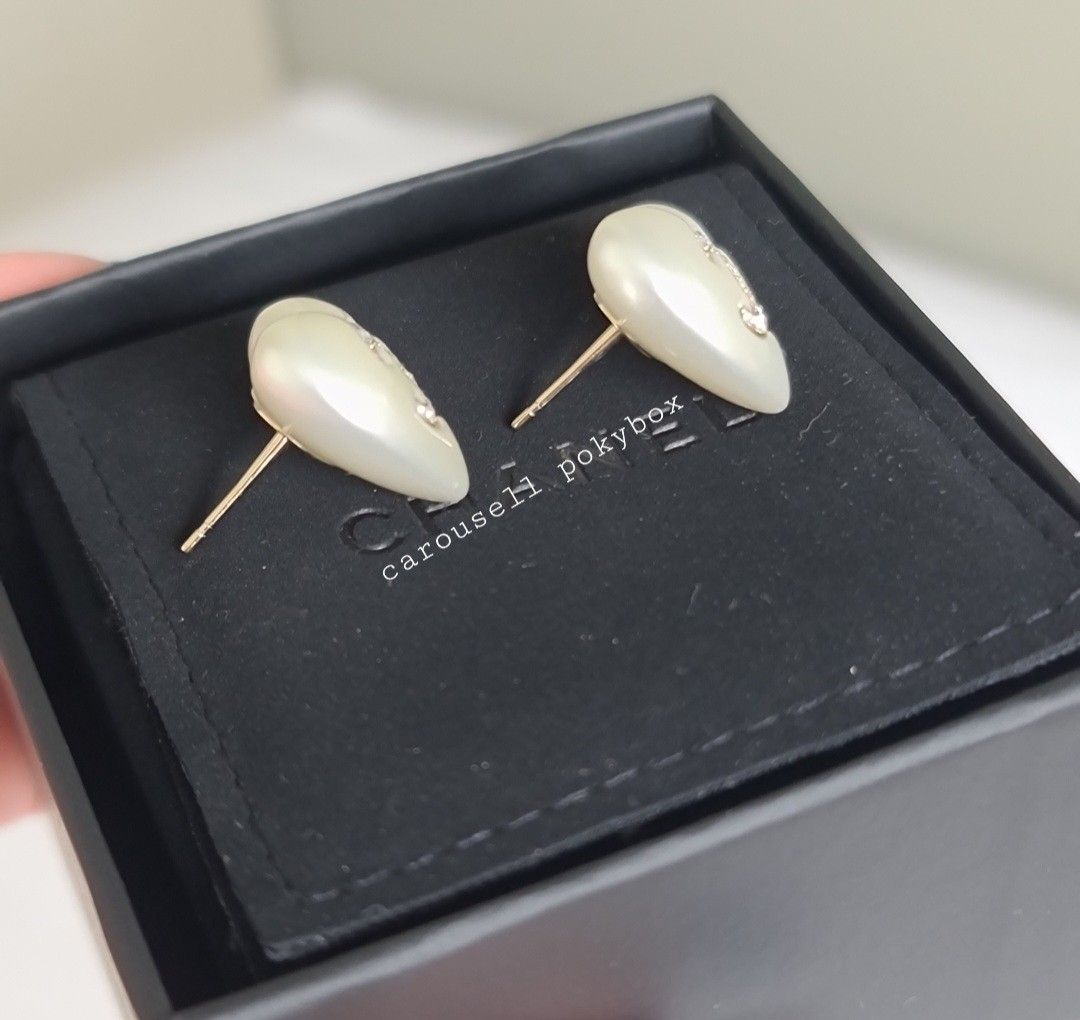❤️sold❤️CHANEL 21B Heart Pearl Earrings( not 23K), Women's Fashion, Jewelry  & Organisers, Earrings on Carousell