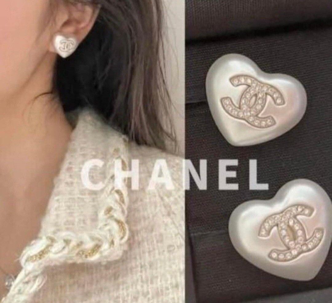 CHANEL 21B Large Heart Pearl Crystal CC Logo Pink Dangle Earrings