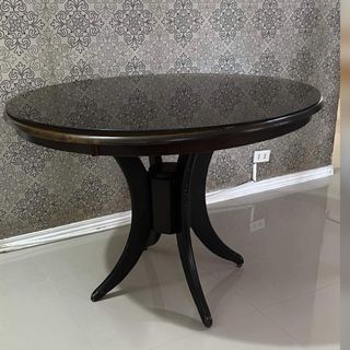 Dinning Table only 4 seater round table with glass top