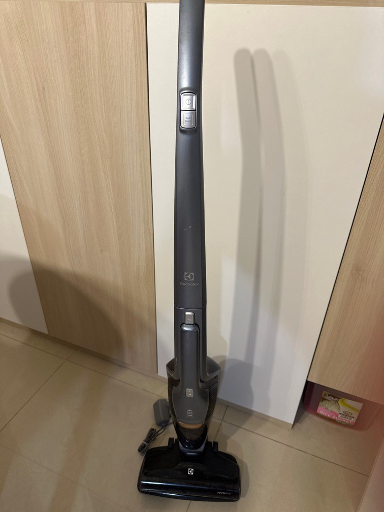 Electrolux cordless vacuum cleaner, TV & Home Appliances, Vacuum